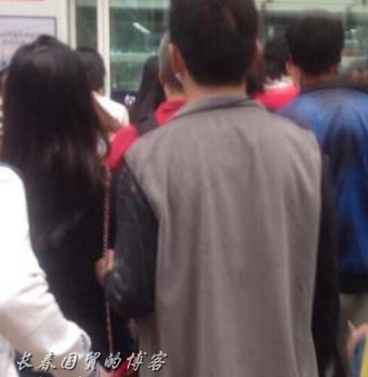 网曝奶茶妹妹刘强东甜蜜回老家探亲【组图】