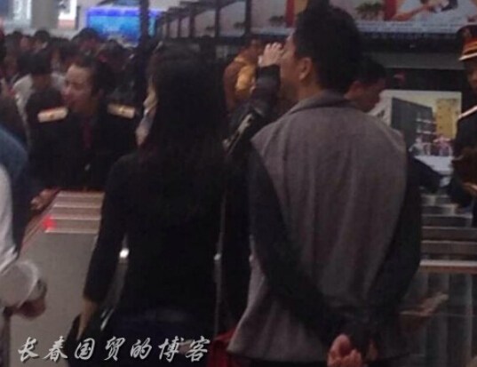 网曝奶茶妹妹刘强东甜蜜回老家探亲【组图】