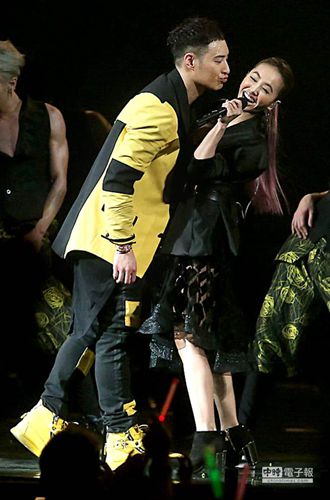 潘玮柏伤愈后开个唱欲强吻蔡依林女方闪躲（图）
