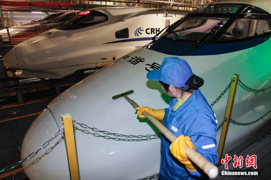 春运即将到来 动车“洗脸”成为助增客流主力