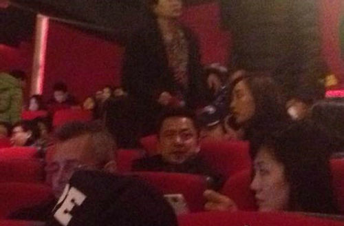 张柏芝浓妆精致现身观影 与旁人热聊心情佳