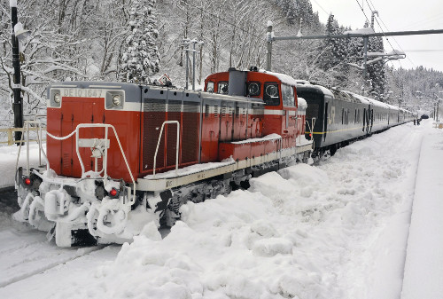日本北海道遭遇大雪暴风天气一列车被困12小时