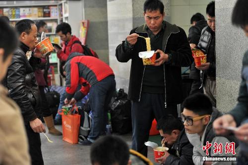 泡面板凳扑克牌春运10大神器一个都不能少（组图）