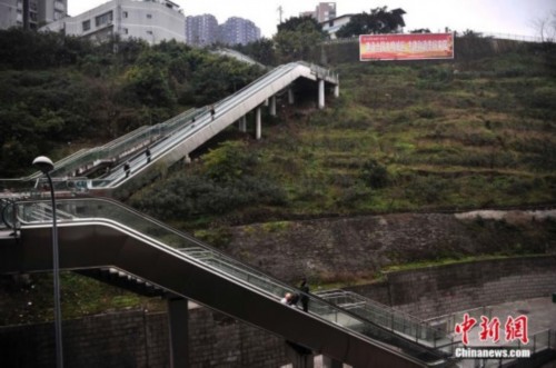 重庆土坡上建自动扶梯 便于市民出行