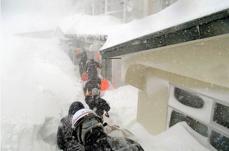 北海道遭遇创纪录大雪 积雪达179厘米窗户被掩埋