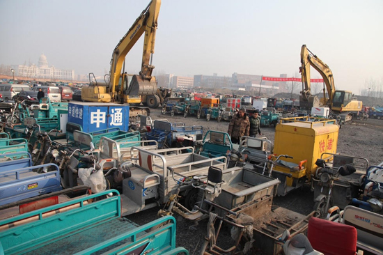 组图：北京集中销毁千辆黑摩的 场面震撼