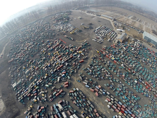 组图：<a href='http://www.bjxxg.cn/news/beijing/' target='_blank'><u>北京</u></a>集中销毁千辆黑摩的 场面震撼