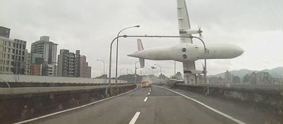 台湾复兴航空客机坠河 灾难发生瞬间擦撞高架桥【图】