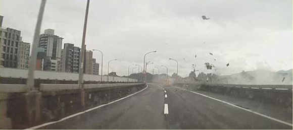 台湾复兴航空客机坠河 灾难发生瞬间擦撞高架桥【图】
