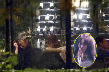 姚笛与友人相约聊天 疑似为年后复出做准备