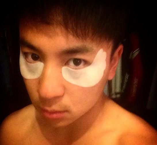 释小龙敷眼膜晒自拍 并配文感慨：“老了”