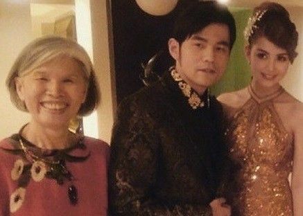 新婚周杰伦豪气发红包 公司年会撒出逾百万