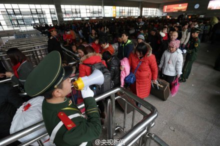 春运执勤武警靠在椅背上短暂午休