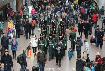 春运执勤武警靠在椅背上短暂午休