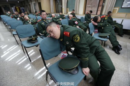 春运执勤武警靠在椅背上短暂午休