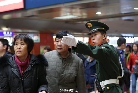 春运执勤武警靠在椅背上短暂午休