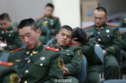 春运执勤武警靠在椅背上短暂午休