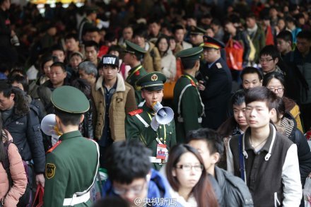 春运执勤武警靠在椅背上短暂午休