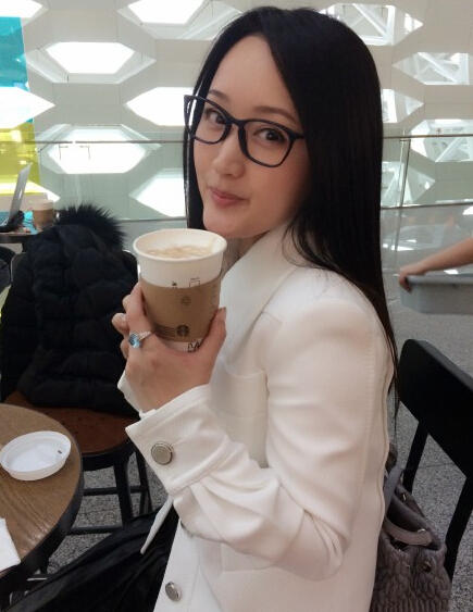 43岁杨钰莹咖啡馆自拍 一身白衣清纯如学妹