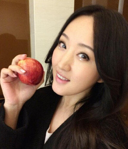 43岁杨钰莹咖啡馆自拍 一身白衣清纯如学妹