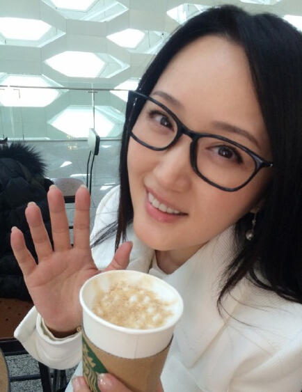 43岁杨钰莹咖啡馆自拍 一身白衣清纯如学妹
