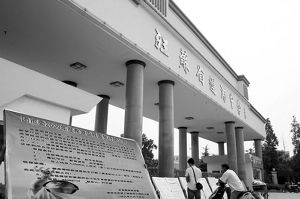 中学让老师与学生同场考试 老师交白卷抗议被停课