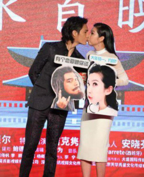 【李冰冰强吻陈坤】突然深吻陈坤惊呆众人 网友调侃：真的是蛮拼的