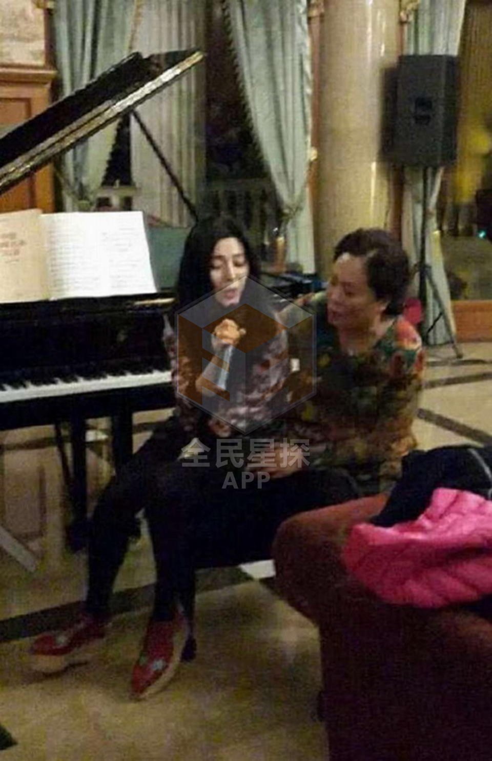 李晨范冰冰私密照 回老家聚会 一同K歌声