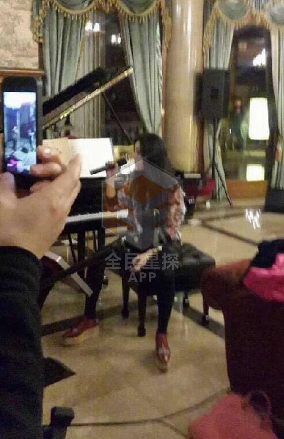 李晨范冰冰私密照 回老家聚会 一同K歌声