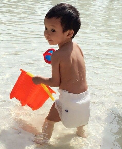 姚晨晒儿子“裸照” 穿纸尿裤嬉水超可爱
