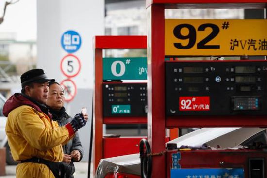 成品油价结束13连跌 明天料迎来2015年首涨