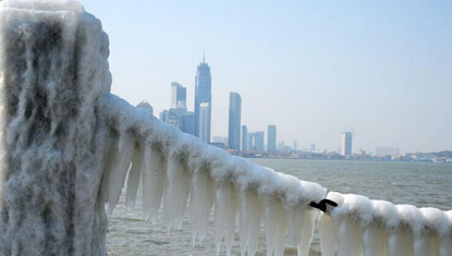烟台海滨铁链挂满冰凌绵延千里