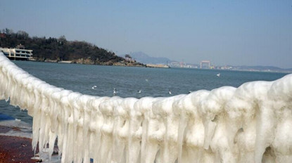 烟台海滨铁链挂满冰凌绵延千里