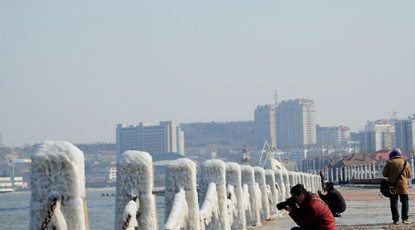 烟台海滨铁链挂满冰凌绵延千里