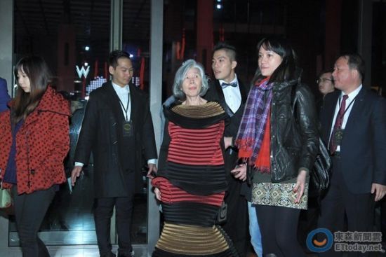 周杰伦妈妈出场喜宴众星拱月 灯笼装高调喜庆