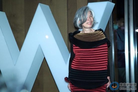 周杰伦妈妈出场喜宴众星拱月 灯笼装高调喜庆