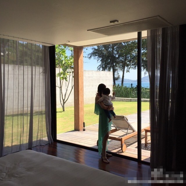 汪小菲一家海边度假 小玥儿卖萌大S魔鬼身材抢眼