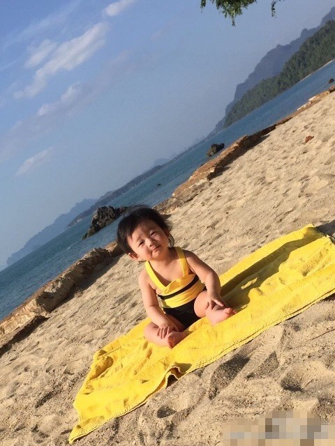 汪小菲一家海边度假 小玥儿卖萌大S魔鬼身材抢眼