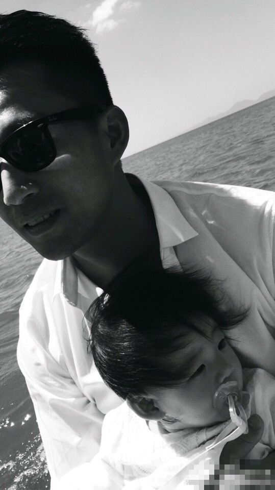 汪小菲一家海边度假 小玥儿卖萌大S魔鬼身材抢眼