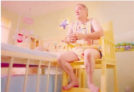 【组图】英国成人幼儿园称帮人回忆幼年 可体验“换尿布”和“吃母乳”被指重口味