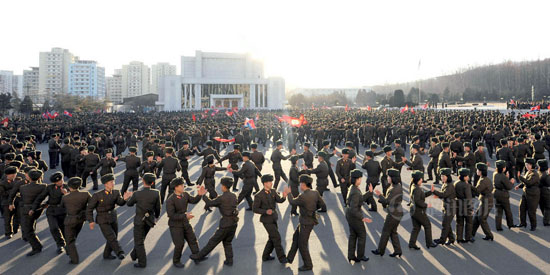 朝鲜高调庆祝正规军成立67周年 士兵广场跳舞