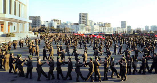 朝鲜高调庆祝正规军成立67周年 士兵广场跳舞