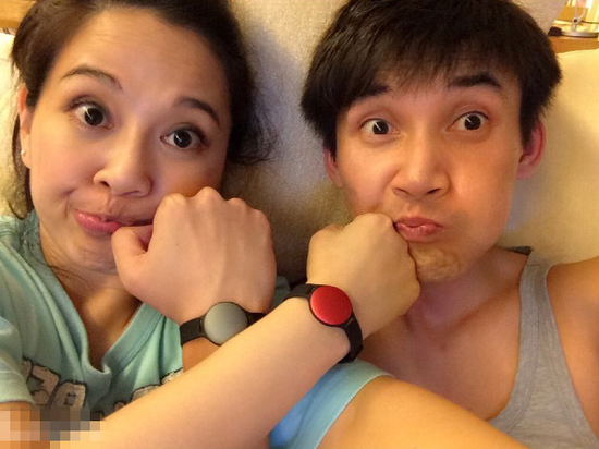 44岁陈松伶夫妇恩爱接吻 差8岁姐弟恋甜蜜互殴