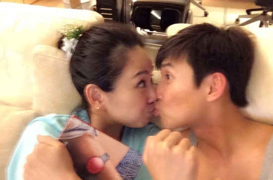 44岁陈松伶夫妇恩爱接吻 差8岁姐弟恋甜蜜互殴