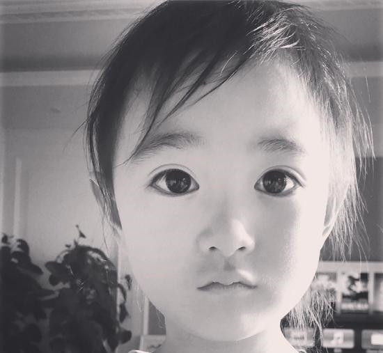 奥莉大眼呆萌显可爱 网友：被萌出一脸血