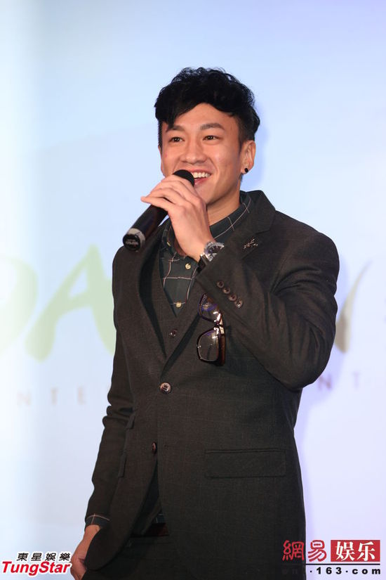 何润东大手笔犒赏员工 避谈绯闻称婚礼会简单