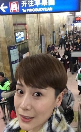 海清晚高峰挤<a href='http://www.bjxxg.cn/news/beijing/' target='_blank'><u>北京</u></a>地铁 赶路玩自拍无人认出