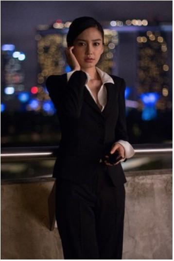 Baby好莱坞处女作造型曝光：黑色套装秀事业线