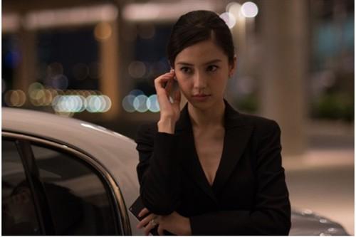 Baby好莱坞处女作造型曝光：黑色套装秀事业线