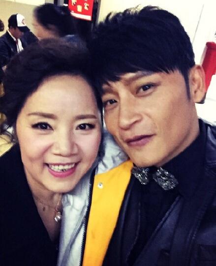 尔泰陈志朋与额娘合影 网友：时间都去哪儿了